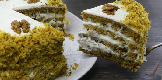 Тыквенно-апельсиновый торт с грецкими орехами и сметанным кремом