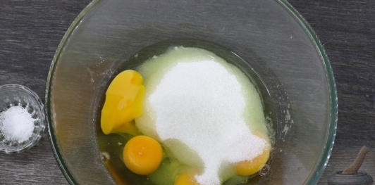 Тыквенно-апельсиновый торт с грецкими орехами и сметанным кремом
