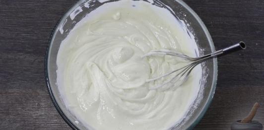 Тыквенно-апельсиновый торт с грецкими орехами и сметанным кремом