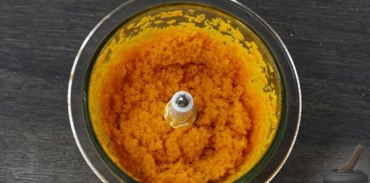 Тыквенно-апельсиновый торт с грецкими орехами и сметанным кремом