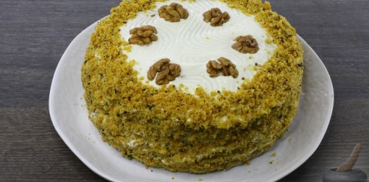 Тыквенно-апельсиновый торт с грецкими орехами и сметанным кремом