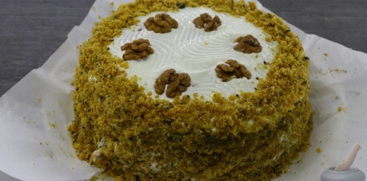 Тыквенно-апельсиновый торт с грецкими орехами и сметанным кремом