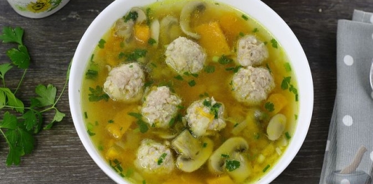 Тыквенный суп с фрикадельками и грибами