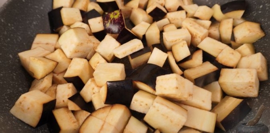 Баклажаны, запечённые с копчёным сыром