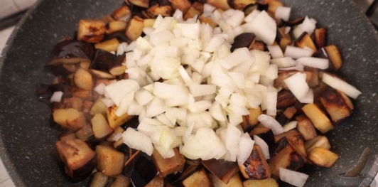 Баклажаны, запечённые с копчёным сыром
