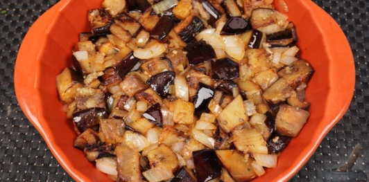 Баклажаны, запечённые с копчёным сыром