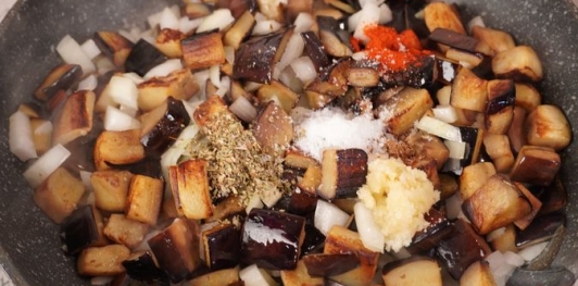 Баклажаны, запечённые с копчёным сыром