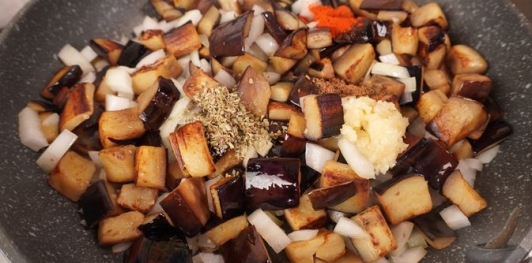 Баклажаны, запечённые с копчёным сыром