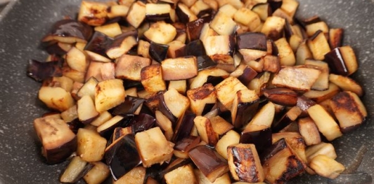 Баклажаны, запечённые с копчёным сыром