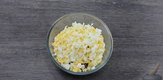 Бутерброды с яйцами, морковью и сельдью