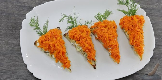 Бутерброды с яйцами, морковью и сельдью