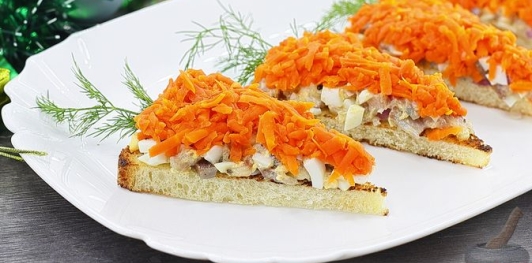 Бутерброды с яйцами, морковью и сельдью