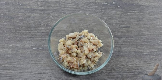 Бутерброды с яйцами, морковью и сельдью