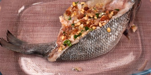 Фаршированная дорада с изюмом и орехами, запечённая со сладким перцем
