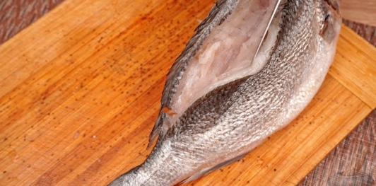 Фаршированная дорада с изюмом и орехами, запечённая со сладким перцем