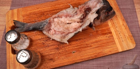 Фаршированная дорада с изюмом и орехами, запечённая со сладким перцем