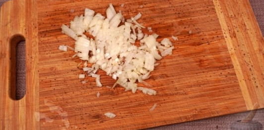 Фаршированная дорада с изюмом и орехами, запечённая со сладким перцем