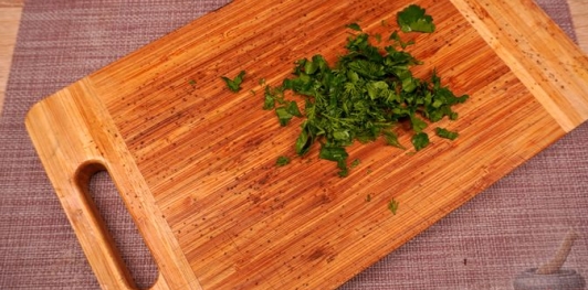 Фаршированная дорада с изюмом и орехами, запечённая со сладким перцем