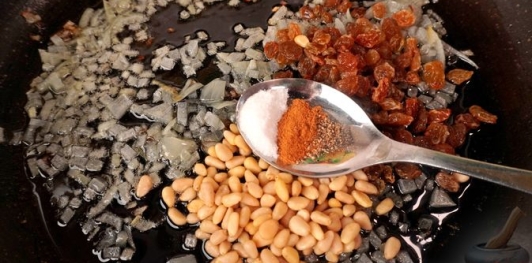 Фаршированная дорада с изюмом и орехами, запечённая со сладким перцем