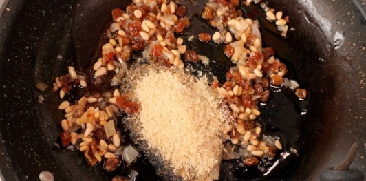 Фаршированная дорада с изюмом и орехами, запечённая со сладким перцем