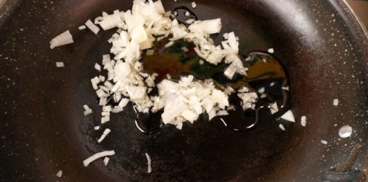 Фаршированная дорада с изюмом и орехами, запечённая со сладким перцем