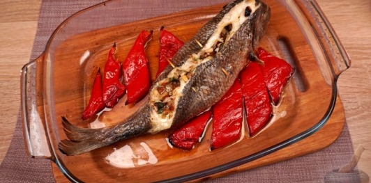 Фаршированная дорада с изюмом и орехами, запечённая со сладким перцем