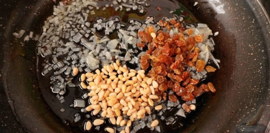Фаршированная дорада с изюмом и орехами, запечённая со сладким перцем