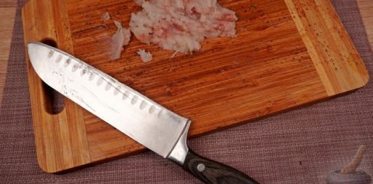 Фаршированная дорада с изюмом и орехами, запечённая со сладким перцем