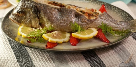 Фаршированная дорада с изюмом и орехами, запечённая со сладким перцем