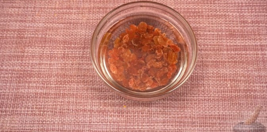 Фаршированная дорада с изюмом и орехами, запечённая со сладким перцем
