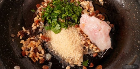 Фаршированная дорада с изюмом и орехами, запечённая со сладким перцем