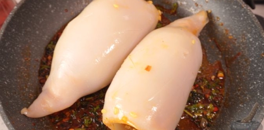 Кальмары, фаршированные рисом с креветками по-мароккански