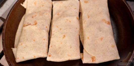 Конвертики из лаваша с грушей, орехами и мёдом