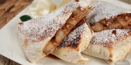 Конвертики из лаваша с грушей, орехами и мёдом