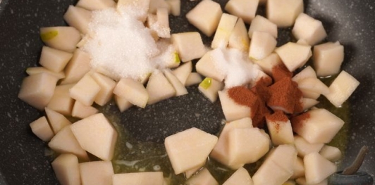 Конвертики из лаваша с грушей, орехами и мёдом