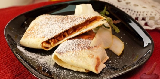 Конвертики из лаваша с грушей, орехами и мёдом