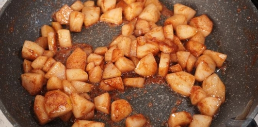 Конвертики из лаваша с грушей, орехами и мёдом