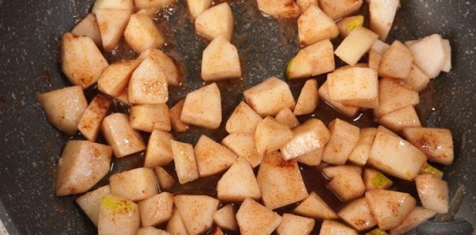 Конвертики из лаваша с грушей, орехами и мёдом