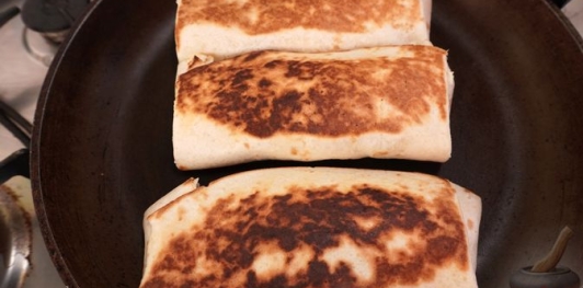 Конвертики из лаваша с грушей, орехами и мёдом