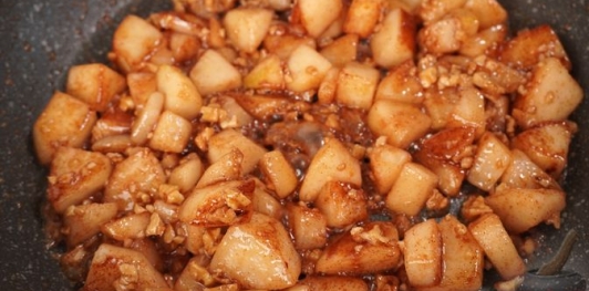 Конвертики из лаваша с грушей, орехами и мёдом