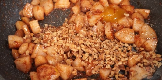 Конвертики из лаваша с грушей, орехами и мёдом