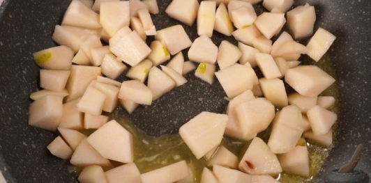 Конвертики из лаваша с грушей, орехами и мёдом