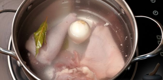 Куриный суп с рисом, сливками и карри