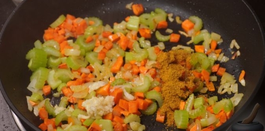 Куриный суп с рисом, сливками и карри