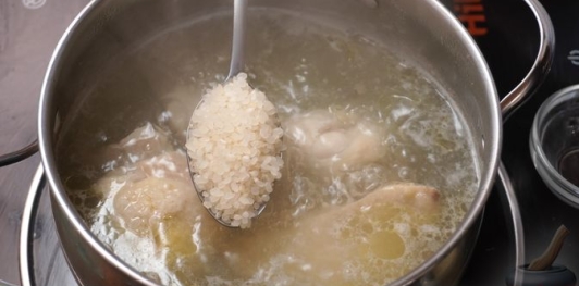 Куриный суп с рисом, сливками и карри