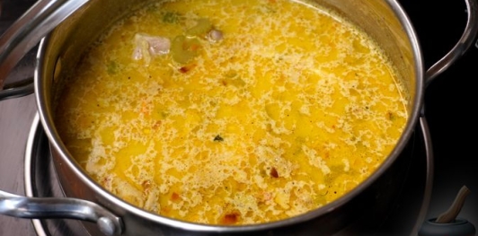 Куриный суп с рисом, сливками и карри
