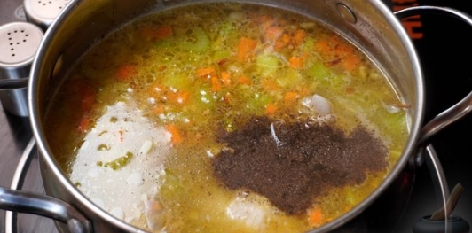 Куриный суп с рисом, сливками и карри