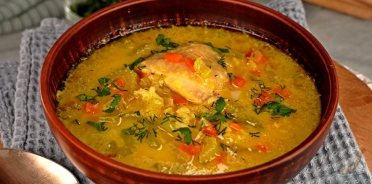 Куриный суп с рисом, сливками и карри