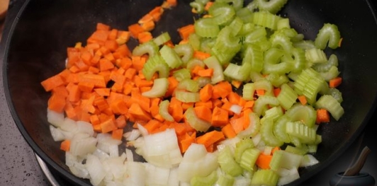 Куриный суп с рисом, сливками и карри