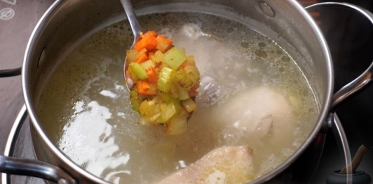 Куриный суп с рисом, сливками и карри